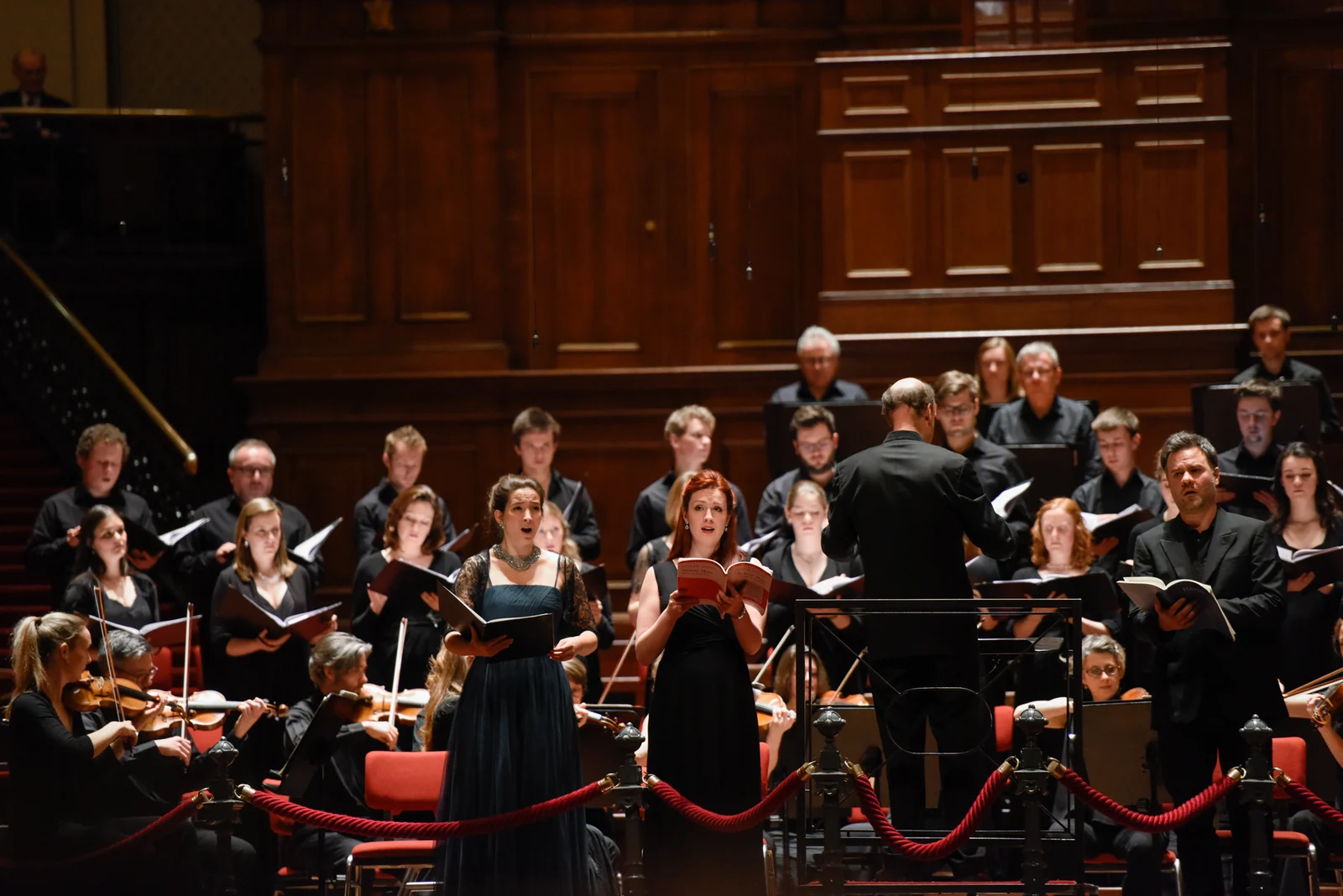 Stephen Layton conducting Polyphony, Britten Sinfonia and the soloists, concert of 28 February 2015 (Pärt: Berliner Messe), Concertgebouw, Amsterdam. Arvo Pärt project
