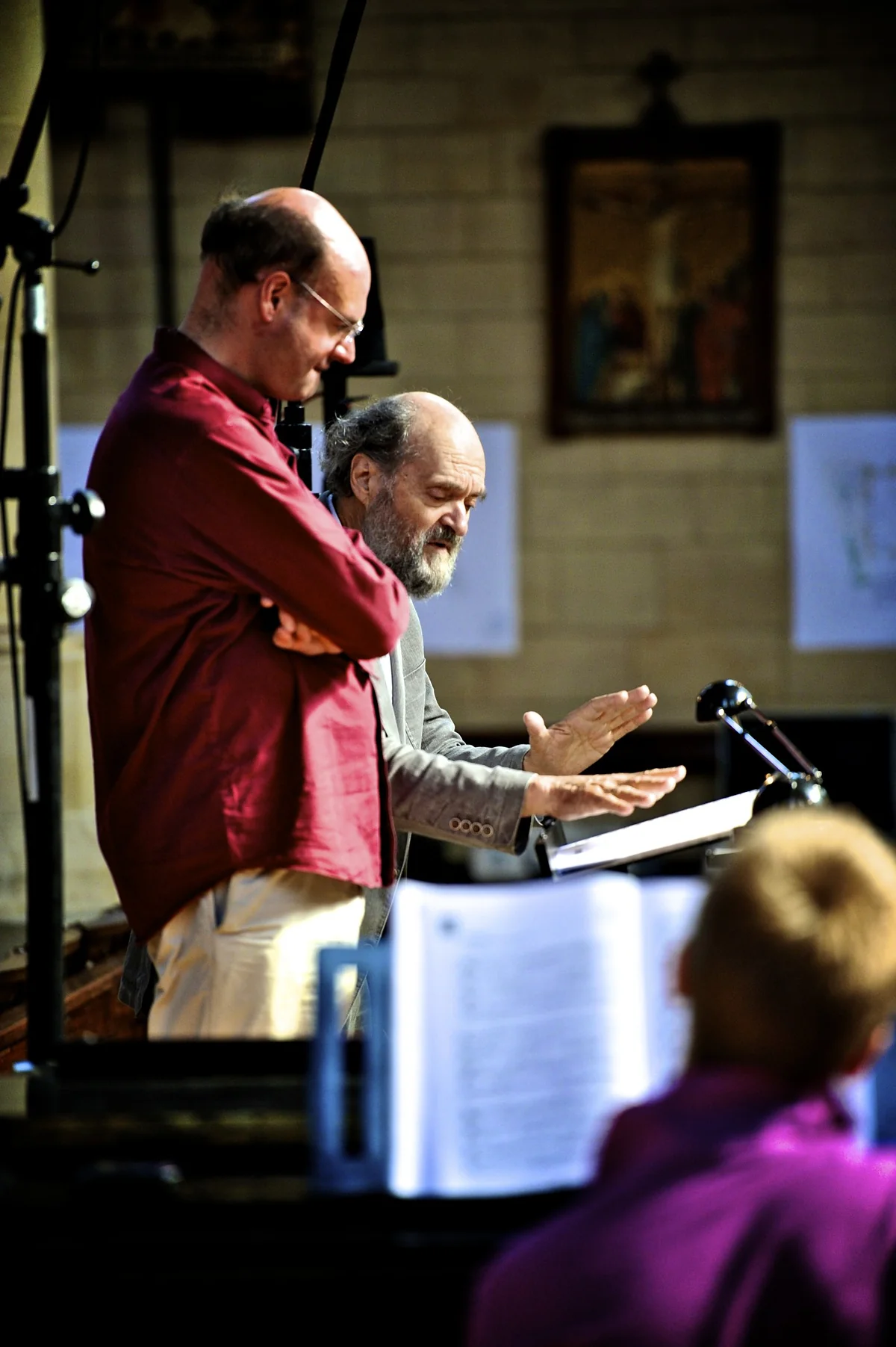 Stephen Layton in Arvo Pärt ob notnem stojalu, snemanje plošče Choral Works, All Hallows, Gospel Oak, London, 1. avgusta 2013