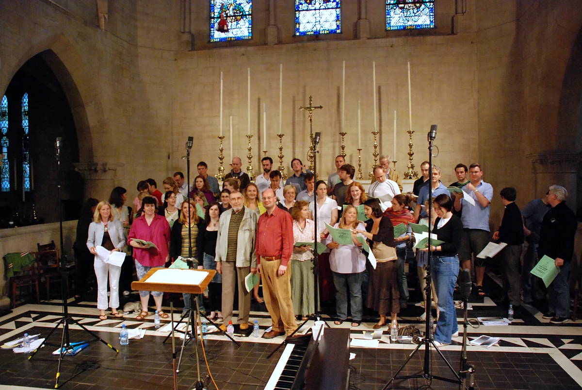Stephen Layton in Veljo Tormis z zborom Holst Singers pri snemanju, julij 2007