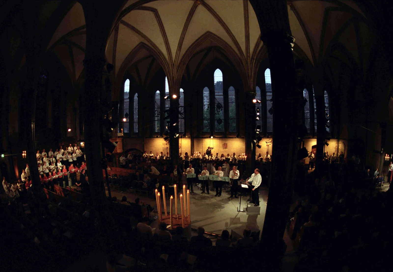 The Veil of the Temple ob svečah v Temple Church, London, 2003. From Stephen Layton's project Sir John Tavener
