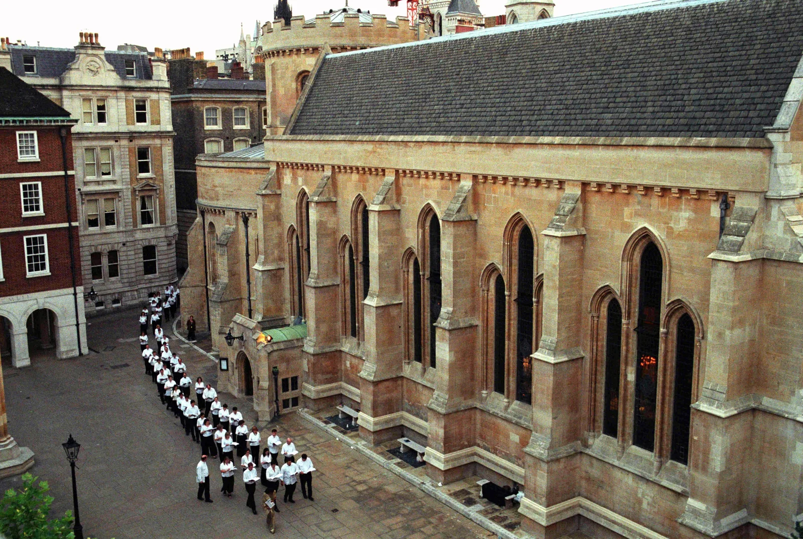 Patricia Rozario, sir John Tavener in pevci v procesiji zapuščajo Temple Church, London, 2003. From Stephen Layton's project Sir John Tavener