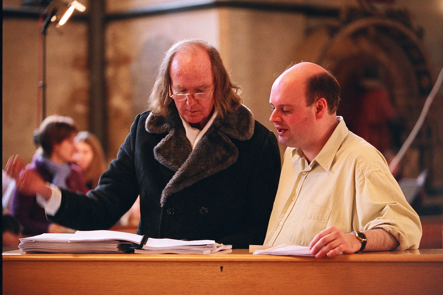 Sir John Tavener in Stephen Layton pregledujeta partituro med vajami za The Veil of the Temple, 2003.